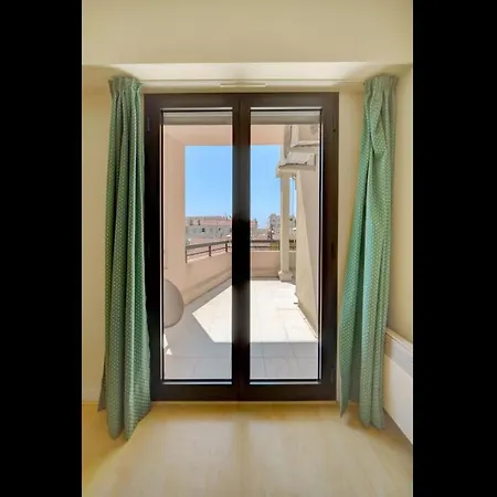 Lejlighed 3 Bedrooms In Center And South Terrace *
